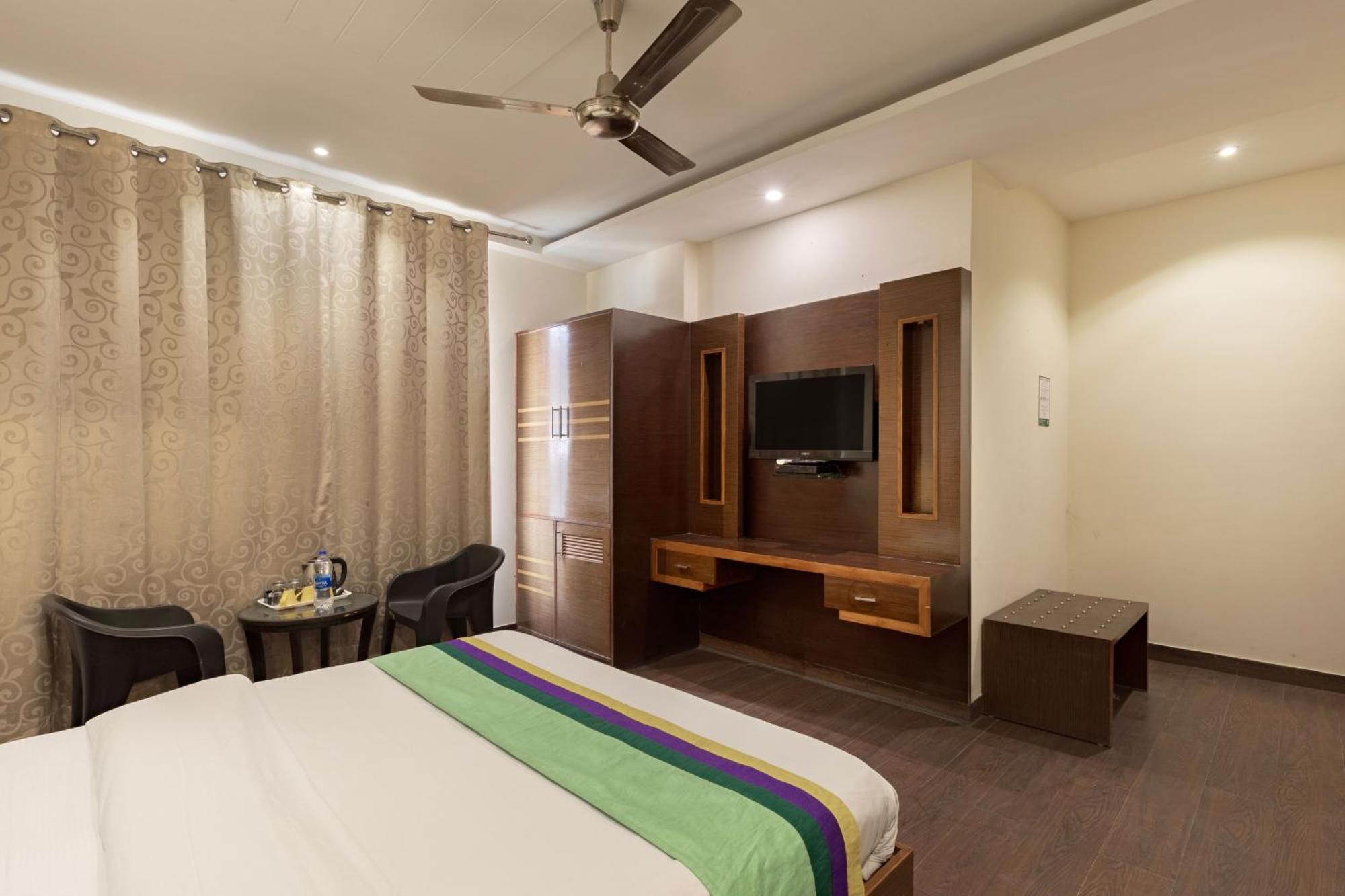 Treebo White Castle, Gurgaon Hotel Exterior photo