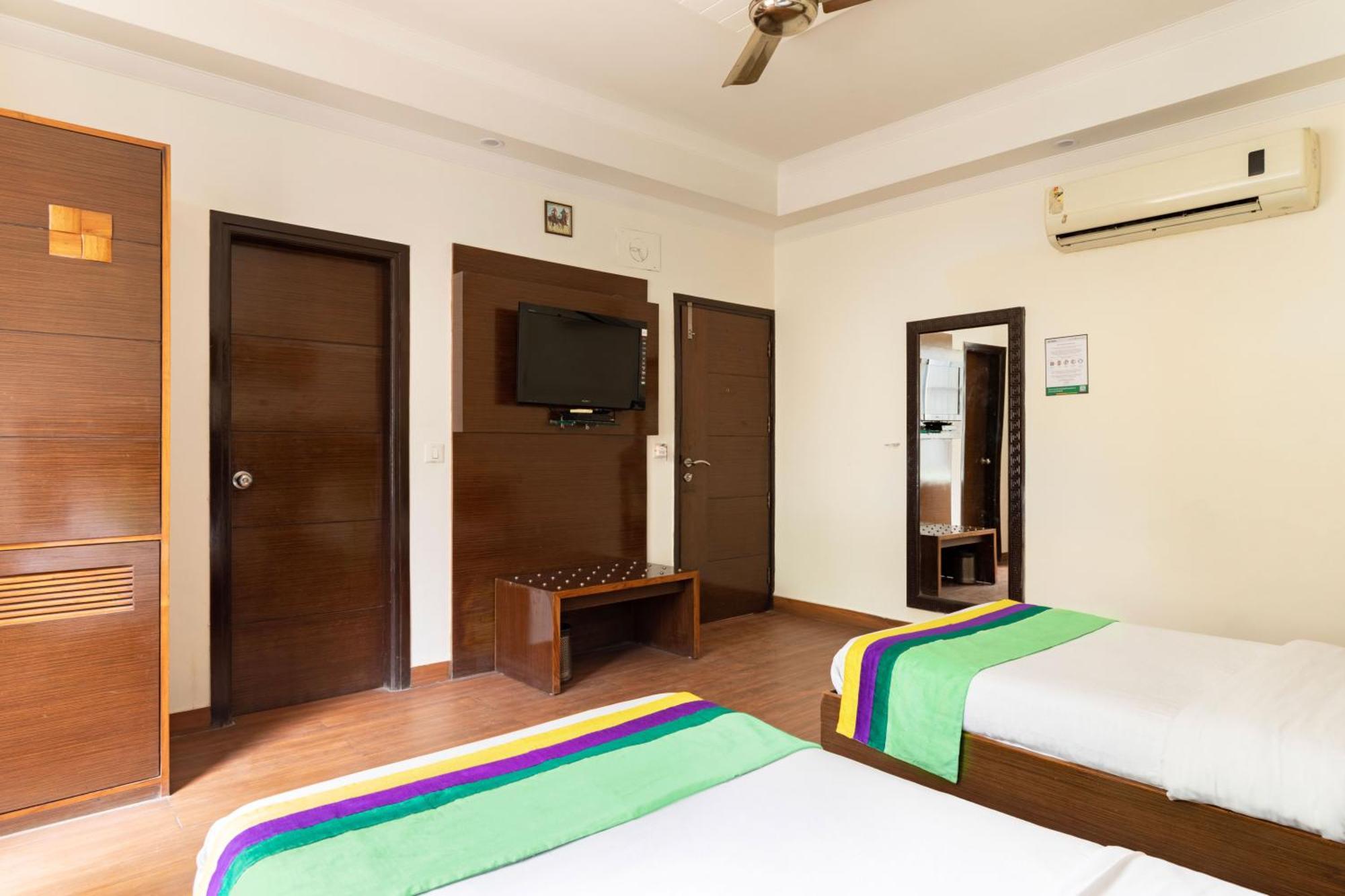 Treebo White Castle, Gurgaon Hotel Exterior photo